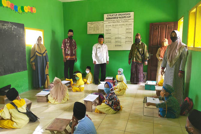 PENDIDIKAN AGAMA: Kegiatan di sebuah madrasah diniyah. Tahun 2021 Pemkab pasuruan belum bisa menaikkan insentif untuk guru madin. (Foto: Dok. Radar Bromo)