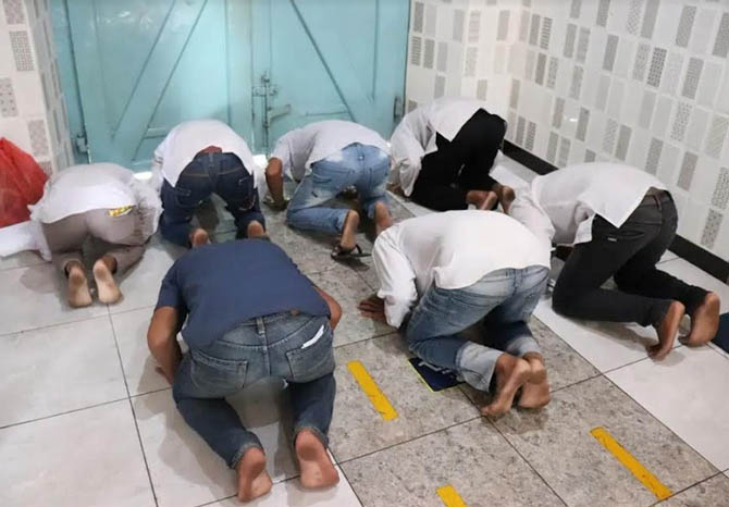 SUJUD SYUKUR: Warga binaan di Rutan Kraksaan yang mendapat asimilasi sebelum dipulangkan. (Foto: Rutan Kraksaan for Jawa Pos Radar Bromo)