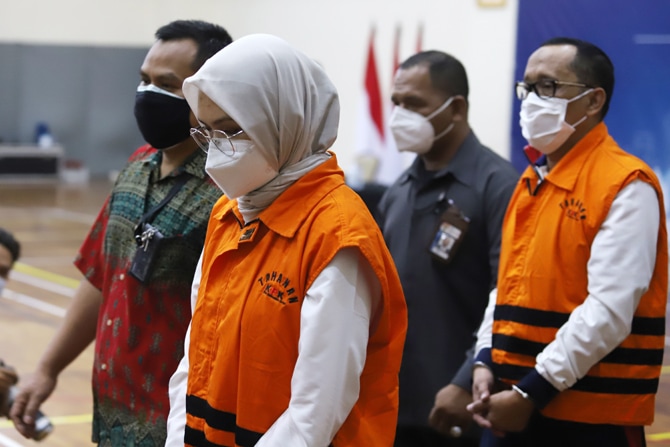 BELUM TUNTAS: Bupati Probolinggo nonaktif Puput Tantriana Sari dan suaminya Hasan Aminuddin saat di gedung KPK, usai kena OTT beberapa waktu lalu. (Foto: Dok. Radar Bromo)