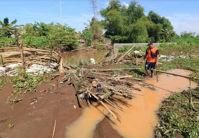 BELUM DIBENAHI: Tanggul yang jebol di Kedawung Kulon usai terjadi banjir. (Foto: M Zubaidillah/Jawa Pos Radar Bromo)