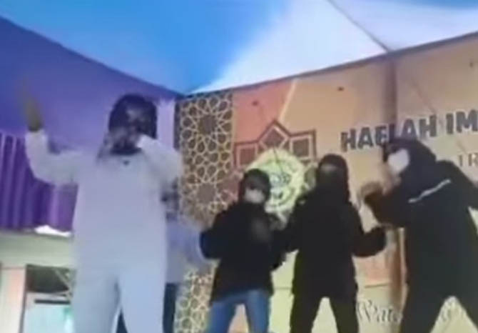 VIRAL: Aksi remaja di Lekok saat berjoget. (Foto: Screenshot)