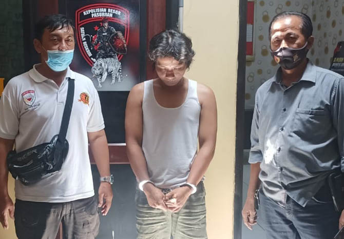 DIBORGOL: Tersangka Yosi (tengah) ditahan di Mapolsek Gempol. (Foto: Rizal F Syatori/Jawa Pos Radar Bromo)