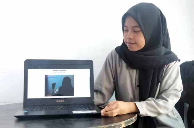BANTU KOMUNIKASI: Ola dan aplikasi buatannya di laptop yang ada di meja. (Foto: Muhamad Busthomi/Jawa Pos Radar Bromo)