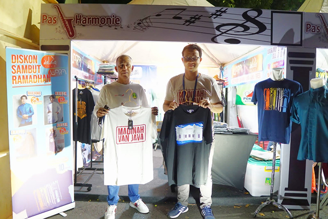 KENALKAN BRAND: Salah satu UMKM peserta pameran saat digelar konser musik Jazz Harmonie di gedung Societiet de Harmonie Kota Pasuruan, Sabtu (26/3) malam. (MUHAMAD BUSTHOMI/JAWA POS RADAR BROMO)