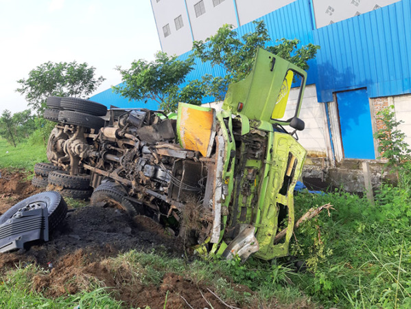 DIPICU SOPIR NGANTUK: Kondisi dump truck muat pasir yang nyemplung parit di tol Gempol-Pandaan masuk Desa Winong, Gempol, kemarin. (JPT for Jawa Pos Radar Bromo)