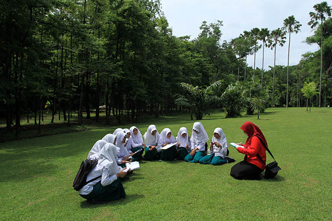 TAMBAH PENGETAHUAN: Sejumlah pelajar berwisata sambil belajar di Rumah Kaca di Kebun Raya Purwodadi, Kabupaten Pasuruan. (Mokhamad Zubaidillah/Radar Bromo)