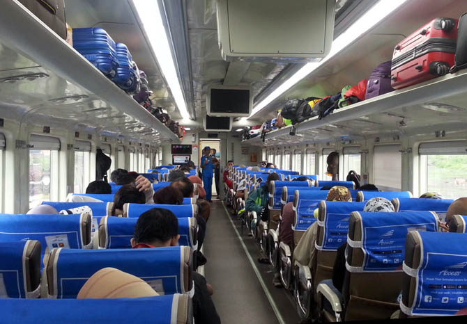 SEDIKIT LONGGAR: Suasana di salah satu gerbong kereta api. Saat ini syarat penumpang lebih longgar. (Foto: M Zubaidillah/Jawa Pos Radar Bromo)