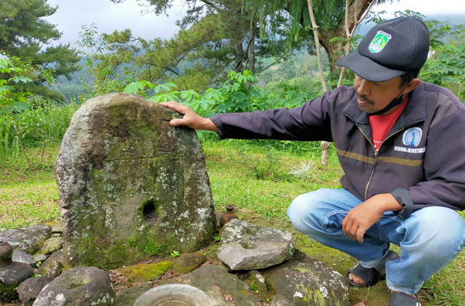 PERLU DIGALI: Prasasti Watu Tulis yang ada di Lingkungan Jeruk, Kelurahan Ledug, Kecamatan Prigen. (Foto: Rizal F. Syatori/Jawa Pos Radar Bromo)
