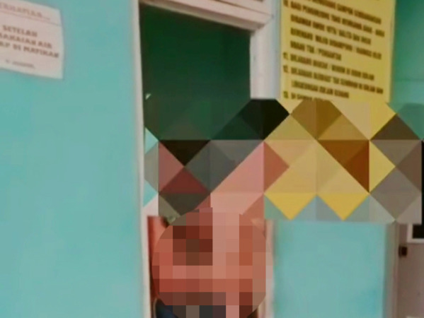 VIRAL: Screenshoot warga saat menggerebek sejoli berduaan di kamar mandi kolam renang wilayah perumahan di Kota Pasuruann.