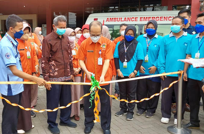 SEREMONIAL: Pengguntingan pita oleh Direktur RSUD dr R. Soedarsono dr M. Burhan MMRS sebagai tanda diluncurkannya layanan prehospital care. (Foto: Untoro Ariyadi/Jawa Pos Radar Bromo)