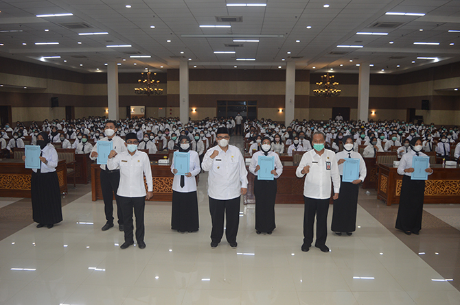 SIAP MENGABDI: Plt Bupati Probolinggo Drs. HA. Timbul Prihanjoko didampingi Ketua DPRD Kabupaten Probolinggo Andi Suryanto Wibowo (kanan) dan Sekda Kabupaten Probolinggo H. Soeparwiyono (kiri) berfoto bersama seluruh penerima SK Pengangkatan CPNS dan PPPK