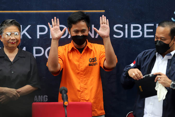 Barang bukti dan aset tersangka kasus aplikasi trading Quotex Doni Salmanan saat di tunjukan pada konferensi pers di Mabes Polri, Jakarta, Selasa (15/3/2022). Bareskrim Polri menyita Total barang bukti sebanyak 97 item milik tersangka kasus aplikasi tradi