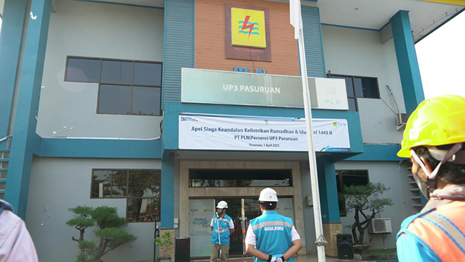 APEL SIAGA: Manajer PLN UP3 Pasuruan Chaidar Syaifullah memimpin Apel Pasukan Siaga dan Peralatan, Jumat (1/04) di lapangan kantor PLN UP3 Pasuruan.