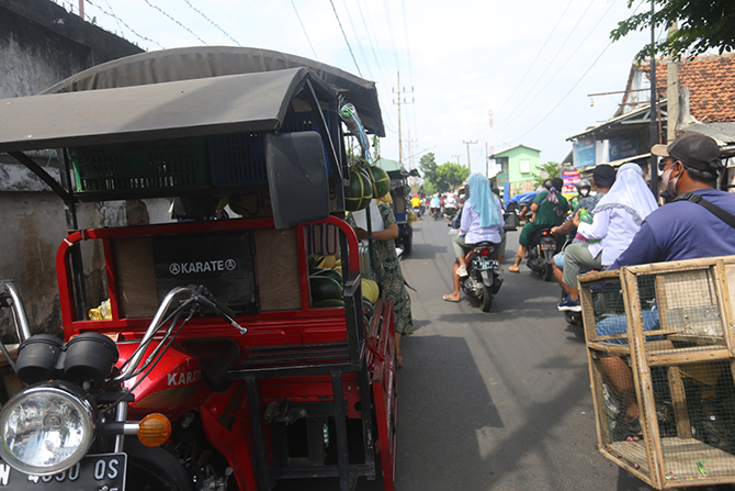 SESAK: Sejumlah PKL berjualan di Jalan Supriadi, Kecamatan Kanigaran, Kota Probolinggo. Meski disediakan tempat, banyak PKL yang enggan pindah. (Zainal Arifin/Jawa Pos Radar Bromo)