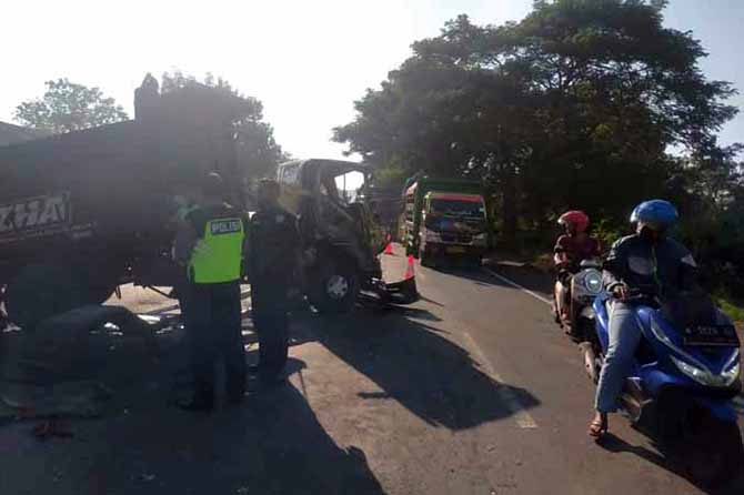 MELINTANG: Petugas berupaya mengevakuasi truk Riski yang masih berada di tengah jalan, Selasa (5/4). (Satlantas for Jawa Pos Radar Bromo)
