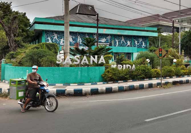 UNIT USAHA: GOR Sasana Krida menjadi salah satu unit usaha yang dianggap paling potensial untuk dikelola Perusda Rengganis. (Foto : dok Jawa Pos Radar Bromo)