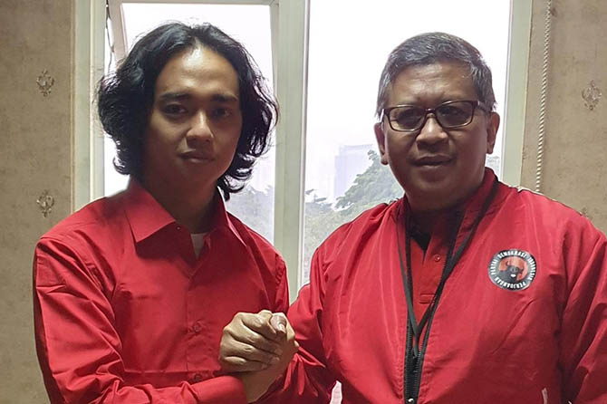 KADER BARU: Zulmi Noor Hasani dan Dr. Hasto Kristiyanto (Sekjen PDIP) foto bersama di kantor DPP PDIP. (Istimewa)