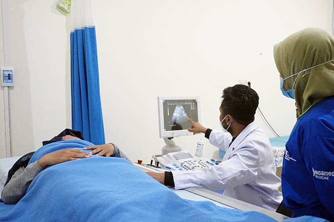 LAYANAN UNGGULAN: Seorang pasien sedang menjalani pengobatan batu ginjal dengan cara extracorporeal shock wave lithotripsy atau ESWL. Batu ginjal dipecah tanpa operasi dan sayatan.