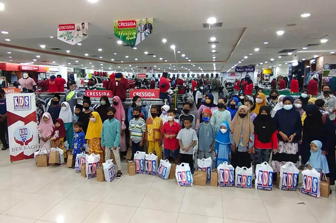 TERIMA KASIH KDS: Usai belanja kebutuhan Lebaran secara gratis di KDS Probolinggo, dengan senyum mengembang anak-anak yatim kompak menyatakan terima kasih KDS.