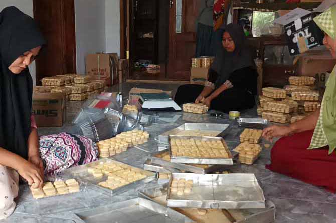 DIKEMAS: Sejumlah pekerja di salah satu rumah produksi kue satru di Desa Randujalak, Kecamatan Besuk, mengemas kue satru yang siap dipasarkan, Sabtu (9/4). (Foto: Agus Faiz Musleh/Jawa Pos Radar Bromo)