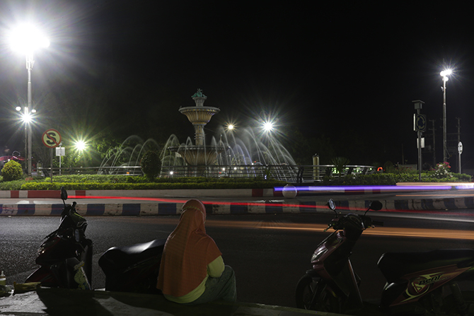 KEMBALI NYALA: Sejumlah warga menikmati pemandangan di bundaran Gladak Serang (Glaser) Kota Probolinggo. (Zainal Arifin/ Radar Bromo)