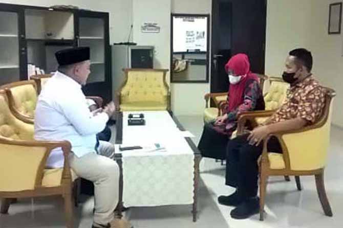 SUDAH KE DPRD: Mustofa saat mengirimkan surat ke Sekwan, Selasa (12/4) siang. Surat itu berisikan untuk pergantian antar waktu (PAW) Eny Kusrini bisa diproses. (Foto: Istimewa)