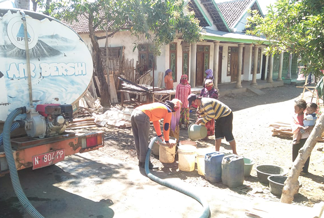 DROPPING AIR: BPBD Kabupaten Probolinggo mengirim air bersih ke Desa Tandon Sentul, Kecamatan Lumbang, tahun lalu. Kini BPBD mulai memantau dan memetakan wilayah yang berpotensi kekeringan. (Dok. Radar Bromo)