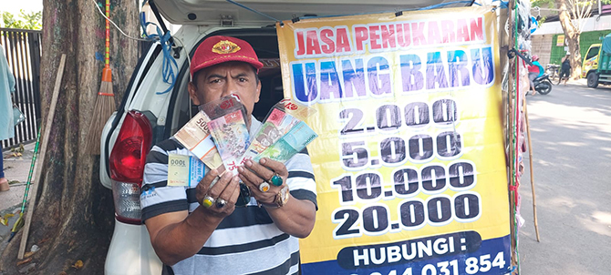 Warga yang menjajakan jasa penukaran uang baru yang menjamur jelang lebaran. (Mokhammad Zubaidillah/Jawa Pos Radar Bromo)