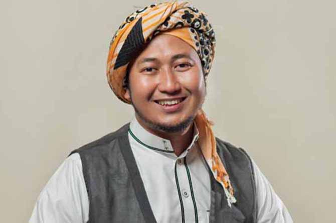 ALA ANAK MUDA: Gaya Gus Hafidz saat santai. (Gus Hafidz for Jawa Pos Radar Bromo)