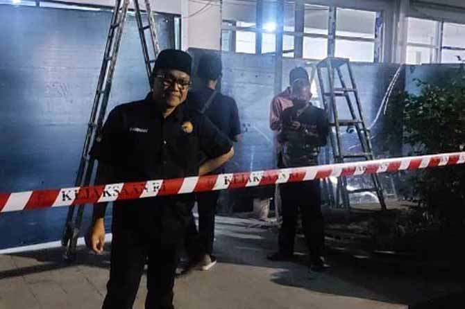 DIGELEDAH: Petugas Kejari Kabupaten Pasuruan saat menggeledah pabrik pengepakan minyak goreng di Pandaan, Minggu malam (24/4). (Istimewa)
