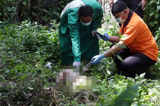 MASIH DISELIDIKI: Mayat Mrs X yang ditemukan di pekarangan rumah warga di Desa Legundi, Bantaran, Senin (25/4) lalu. (Foto: Zainal Arifin/Jawa Pos Radar Bromo)