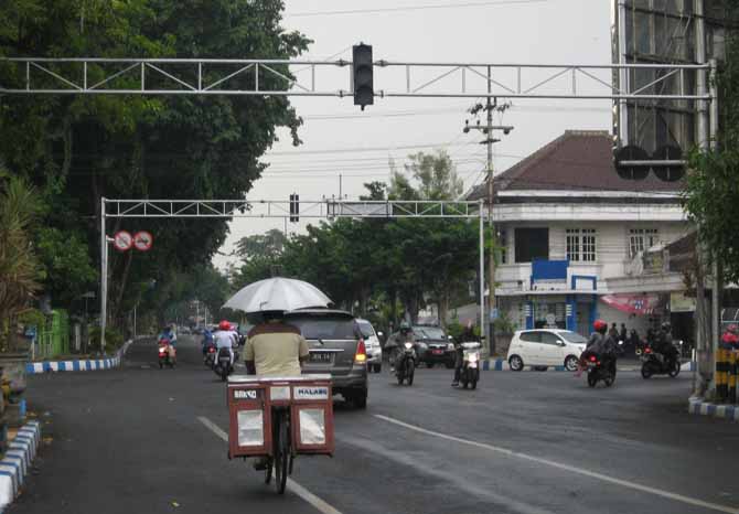 TERPANTAU: Traffic light Jalan Panglima Sudirman yang sudah terpasang kamera. Hanya beberapa lampu lalu lintas yang belum terpasang lalulintas. (Foto: Dok. Radar Bromo)