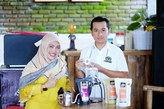 Ida IrawatiÂ  menunjukkan kopi olahannya.