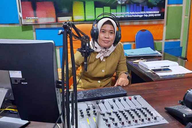 SAPA PENDENGAR: Gaya Yuli Anisah saat siaran di tempatnya bekerja. (Foto: Fahrizal Firmani/Jawa Pos Radar Bromo)