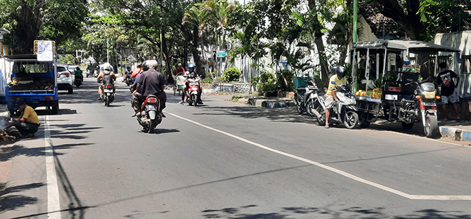 BERANI MELANGGAR: Sejumlah PKL berjualan di Jalan Basuki Rahmat, Kota Probolinggo. Berulang ditertibkan, mereka kembali lagi ke lokasi semula. (Fahrizal Firmani/Jawa Pos Radar Bromo)