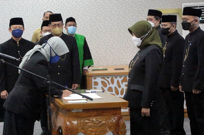 SERTIJAB: Sekda Kota Probolinggo Ninik Ira Wibawati (kiri) ketika menandatangani surat serah terima jabatan kepada Setiorini Sayekti sebagai kepala Dinas PUPR-Perkim Baru. (Fahrizal Firmani/Jawa Pos Radar Bromo)