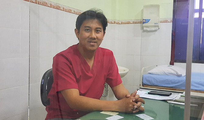 PANGGILAN JIWA: Dokter Saiful Alam, Sp.KJ. di ruang kerjanya. Dia ingin mengubah stigma masyarakat tentang kesehatan mental. (Fahrizal Firmani/Jawa Pos Radar Bromo)