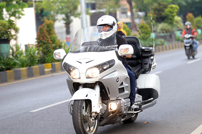 BERKELAS: Hasanuddin menikmati jalanan Probolinggo dengan salah satu koleksi motor gedenya. Dia sudah tergila-gila pada moge sejak anak-anak. (Zainal Arifin/Radar Bromo)