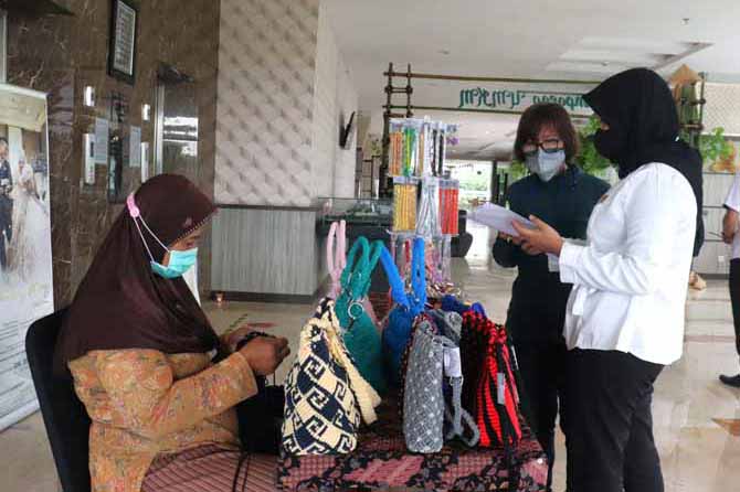 NGABUBURIT: Pameran UMKM di area lobi Hotel Horison Pasuruan, yang bisa jadi jujukan untuk ngabuburit. (Foto: Erri Kartika/Jawa Pos Radar Bromo)