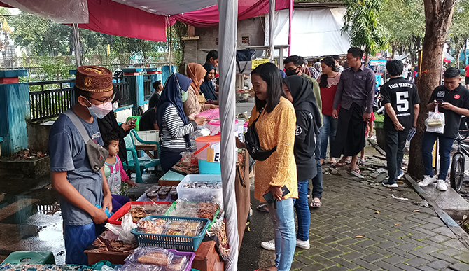 RAMAI: Suasana semarak bazar takjil di alun-alun Kraksaan. (Agus Faiz Musleh/ Radar Bromo)