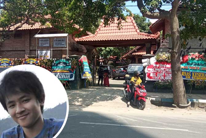 Rumah duka korban di Tulungagung dipenuhi karangan bunga belasungkawa. Inset korban semasa hidup. (Radar Tulungagung)