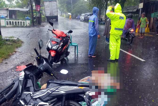 NAHAS: Jenazah korban saat hendak dievakuasi.