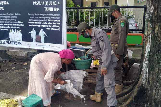 BIKIN MACET: Salah satu PKL di Jalan Mangga Kiduldalem Bangil yang ditertibkan Satpol PP. (Foto: Istimewa)