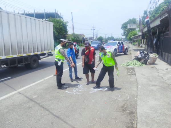 Petugas saat melakukan olah TKP kecelakaan maut di Cangkringmalang, Beji, Kamis (7/4).