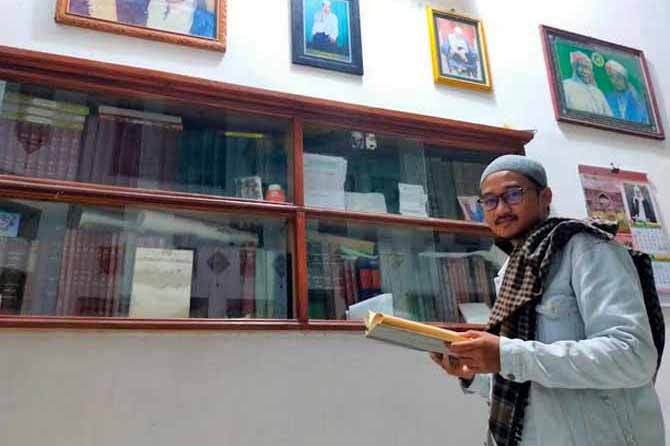 MELEK LITERASI: Gus Adib Ali Rahbini di Pesantren Sirojul Ummah, Kecamatan Gading. Ia terus berdakwah, salah satunya melalui tulisan. (Foto: Arif Mashudi/Jawa Pos Radar Bromo)