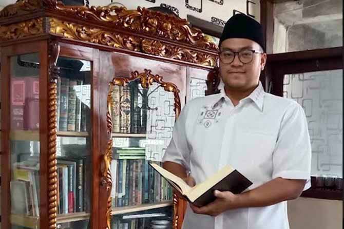 MASIH MUDA: Gus Mochammad Al Fatih, ketua Yayasan Badridduja di kantor yayasan. (Foto: Achmad Arianto/Jawa Pos Radar Bromo)