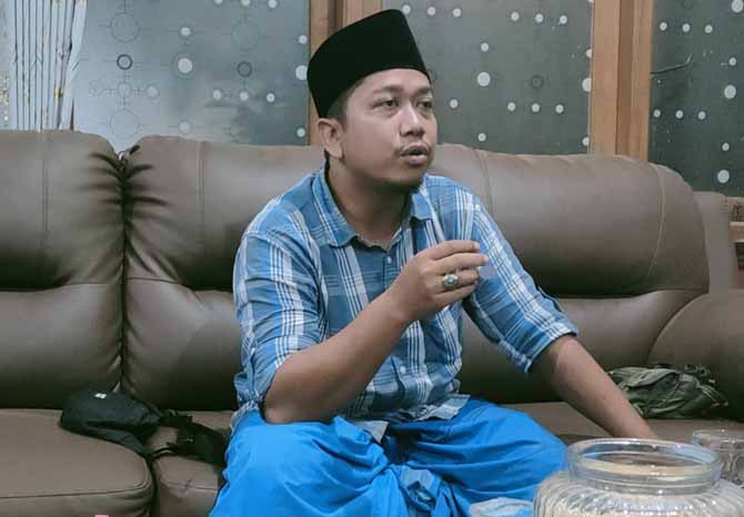 JAGA MORAL: Gus Fuad, terus berusaha memberikan contoh dalam menjaga kebersihan dan akhlak. (Foto: M Rosyidi/Jawa Pos Radar Bromo)