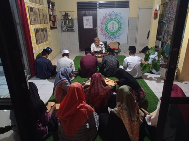 PERHATIAN: Gus Huda, Pengasuh Pesantren Nurul Jadid, menekankan santrinya memiliki skill dan mandiri. (Rizal Fahmi Syatori/Jawa Pos Radar Bromo)