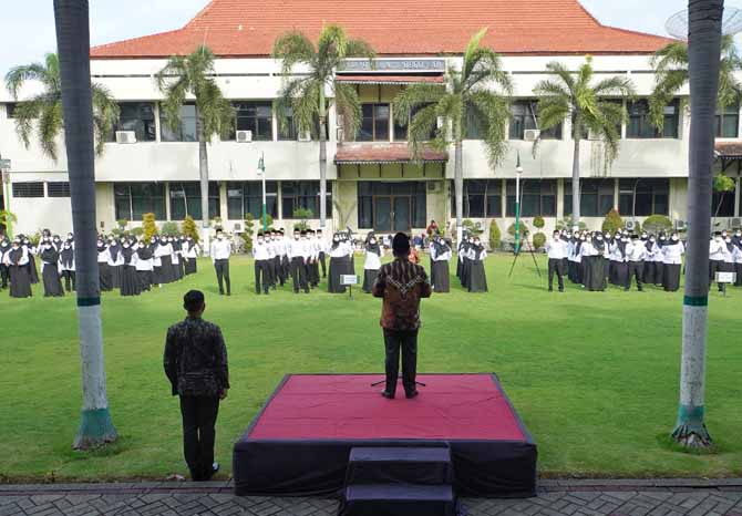 DILANTIK: Sejumlah pegawai di lingkungan Pemkab Pasuruan saat diberi surat keputusan pengangkatan beberapa waktu lalu. Meski ada pengangkatan pegawai baru, hampir tiap tahun ada ratusan pegawai yang purna tugas. (Foto: Dok. Radar Bromo)