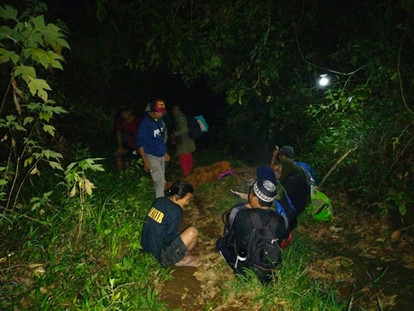 EVAKUASI: Proses evakuasi petapa Indrokilo yang meninggal, Kamis malam (14/4). (Polsek Prigen for Jawa Pos Radar Bromo)